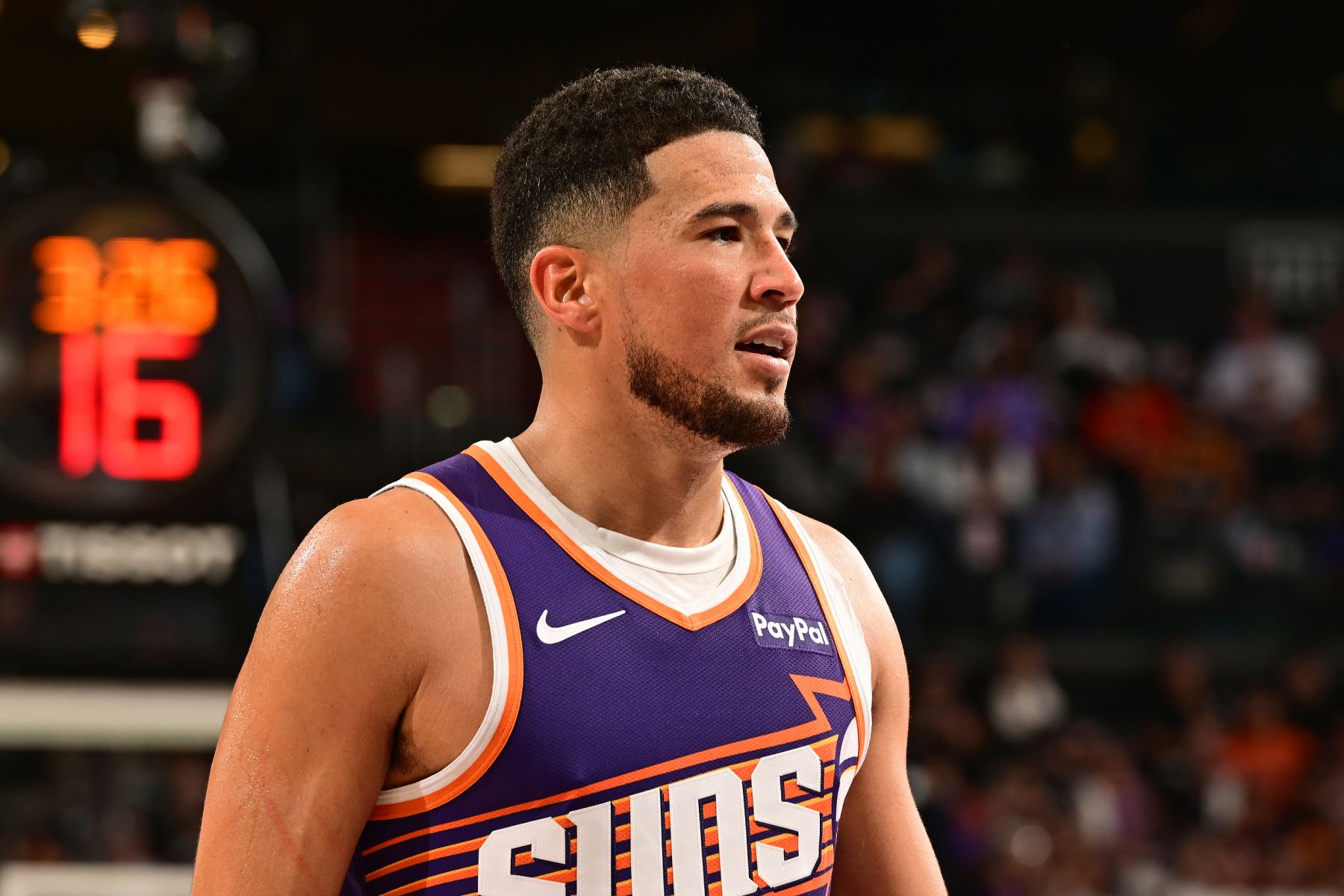 Isolado e indefeso! Booker marcou 31 pontos e 7 assistências, caindo em uma seqüência de derrotas consecutivas.