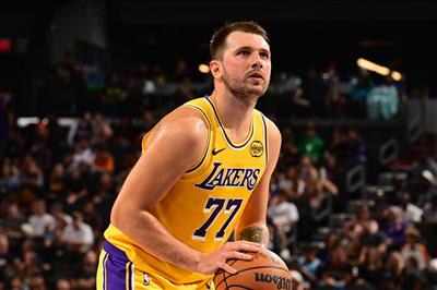 Relatório de lesão: Doncic torceu um dedo da mão esquerda e é dúvida para o jogo de amanhã contra os Kings