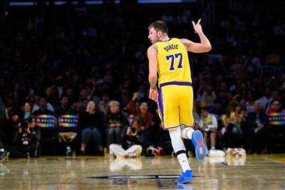 Doncic precisa marcar 50 pontos? ESPN previu porcentagem de vitórias: Lakers 48,4%, Kings 51,6%