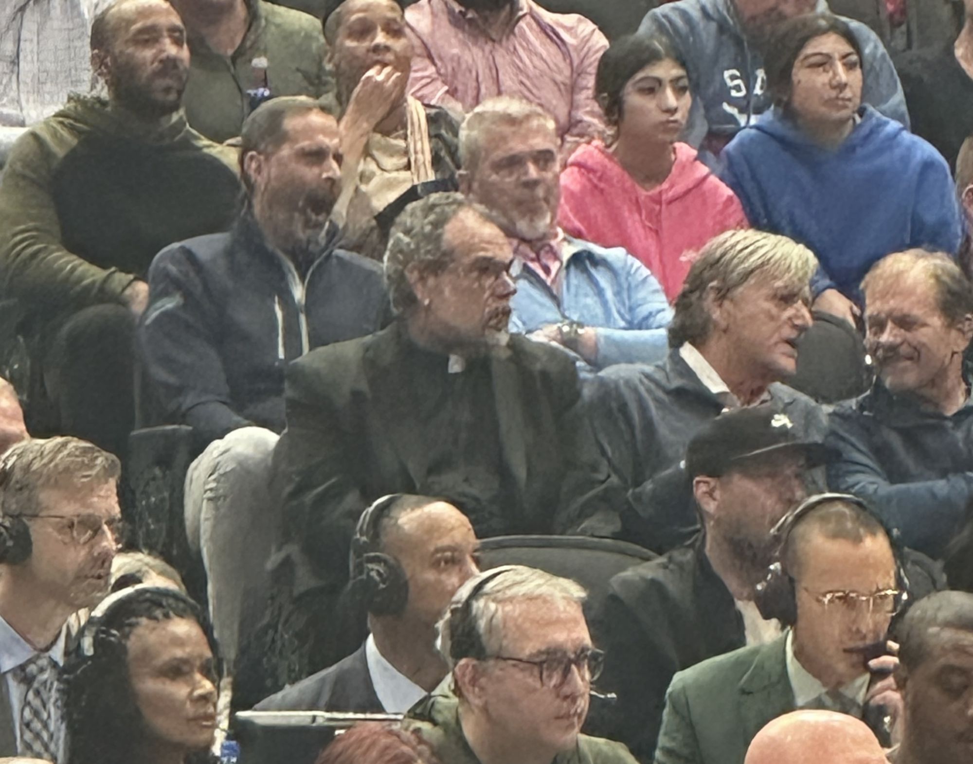 Repórter da equipe: Para exorcizar os demônios internos, os Mavericks pediram ao pastor que se sentasse no assento anterior de Harrison